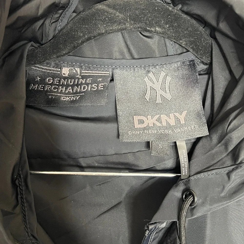 DKNY X YANKEES Sz S HALF-ZIP Nylon JACKET - New with Tags